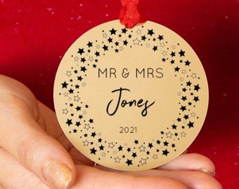 Primera Navidad personalizada como decoración de corona de estrellas del Sr. y la Sra.