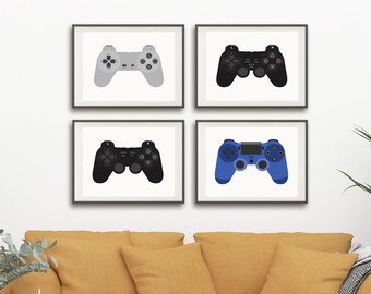 Könnte beinhalten: Vier gerahmte Drucke von verschiedenen farbigen Videospielcontrollern. Die Controller sind grau, schwarz, blau und schwarz. Die Drucke hängen an einer weißen Wand über einem gelben Sofa.