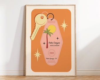 Könnte beinhalten: Ein Motel-Schlüsselanhänger im Retro-Stil mit rosa Hintergrund und Palmenmotiv. Der Anhänger trägt die Aufschrift "Palm Canyon Motel & Resort" und "1989 Palm Springs, CA".
