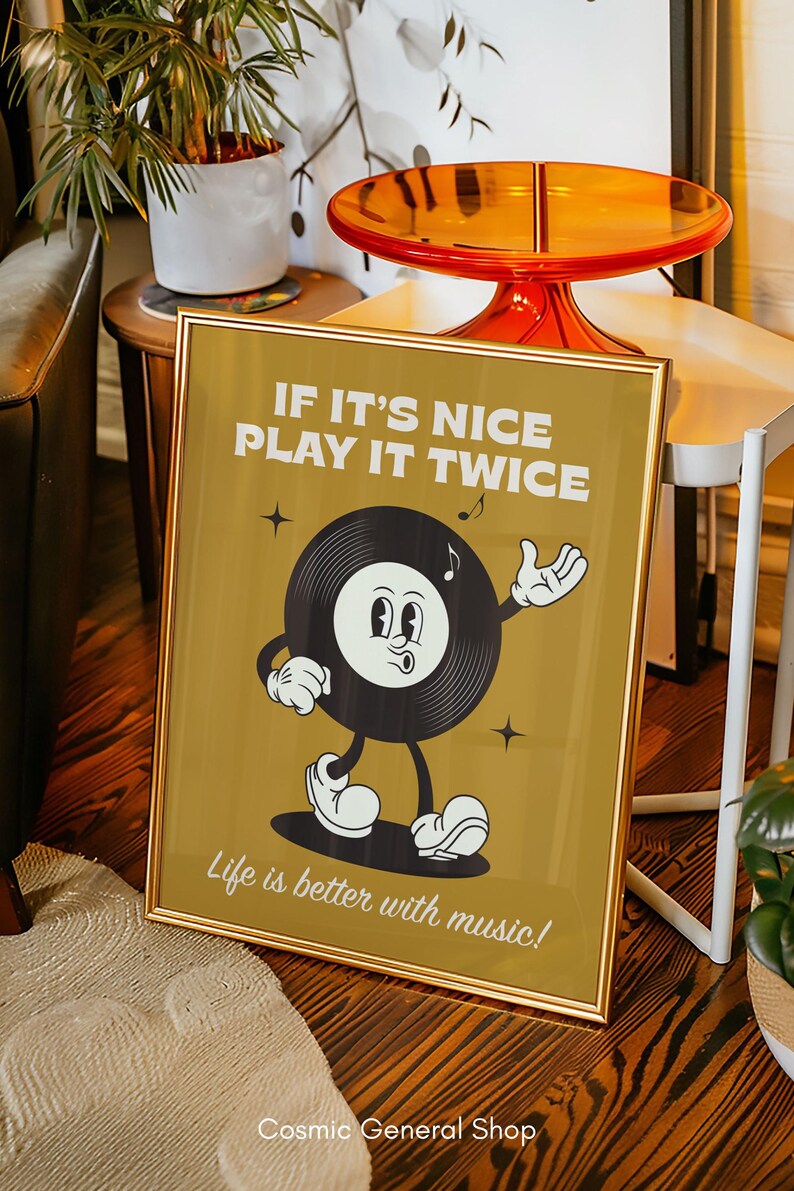 Puede incluir: P&oacute;ster enmarcado con un dise&ntilde;o de disco de vinilo de dibujos animados retro. El p&oacute;ster dice "IF IT'S NICE PLAY IT TWICE" y "Life is better with music!". La obra de arte presenta un personaje de disco en blanco y negro con una nota musical.