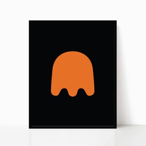 K&ouml;nnte beinhalten: Ein gerahmter Kunstdruck mit minimalistischem Design. Das Kunstwerk zeigt eine leuchtend orangefarbene Geisterform vor einem schwarzen Hintergrund. Der Druck wird auf einer wei&szlig;en Oberfl&auml;che pr&auml;sentiert, was einen auff&auml;lligen Kontrast erzeugt. Ideal f&uuml;r Halloween-Dekoration.