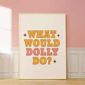 K&ouml;nnte beinhalten: Ein wei&szlig;er Poster mit goldenem Rahmen, der den Text "WHAT WOULD DOLLY DO?" in einer Retro-Schrift zeigt. Die W&ouml;rter "WHAT" und "DO?" sind in Gelb, "WOULD" ist in Orange und "DOLLY" ist in Rosa.