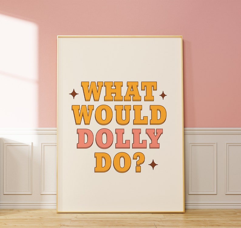 K&ouml;nnte beinhalten: Ein wei&szlig;er Poster mit goldenem Rahmen, der den Text "WHAT WOULD DOLLY DO?" in einer Retro-Schrift zeigt. Die W&ouml;rter "WHAT" und "DO?" sind in Gelb, "WOULD" ist in Orange und "DOLLY" ist in Rosa.