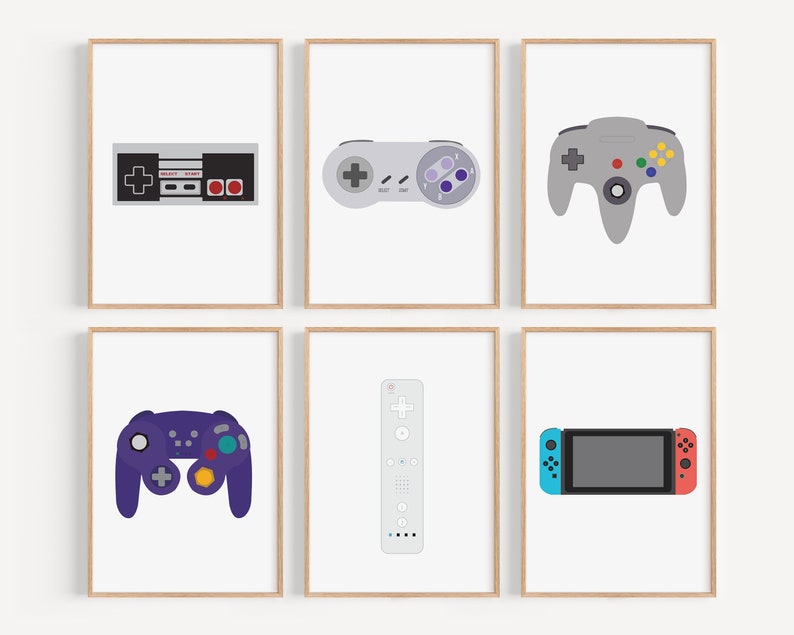 Puede incluir: Seis impresiones enmarcadas de diferentes mandos y consolas de videojuegos. Las impresiones son sobre fondo blanco con un marco de madera claro. Los mandos incluyen un mando de Nintendo Entertainment System, un mando de Super Nintendo Entertainment System, un mando de Nintendo 64, un mando de GameCube, un mando de Wii y una Nintendo Switch.