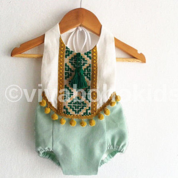 Mint Green Baby Girl Romper/ Linnen Boho Chic Sunsuit/ Babykleding/ Pom Pom/ Foto Rekwisieten/ Maat: NB,0-3,3-6,6-12,12-18,18-24 mths, 2-6 jaar