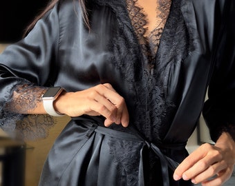 Robe noire féminine en soie avec dentelle noire