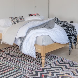 Plateforme (option pieds tournés) Cadre de lit en bois par Get Laid Beds