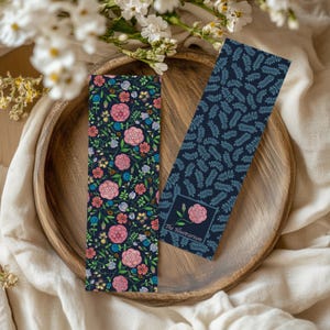 Marque-page à motif de roses florales - Marque-page illustré - Accessoires pour amateurs de livres - Carte 100 % recyclée - Avec ou sans pompon