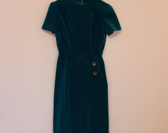 Luxurious Green Velvet Fitted Sheath