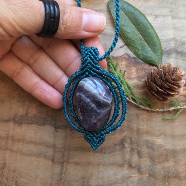 Makramee-Halskette mit Amethyst – verstellbar für Frau, 100 % handgefertigt, Makramee-Schmuck, Geschenk für Sie – Ihn, Stammes-Halskette, Boho-Stil