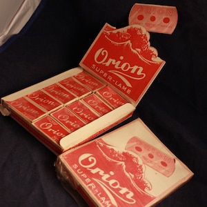 Altes NOS-Display mit 20 Packungen mit je 5 ORION-Sicherheitsrasierklingen, hergestellt in Frankreich
