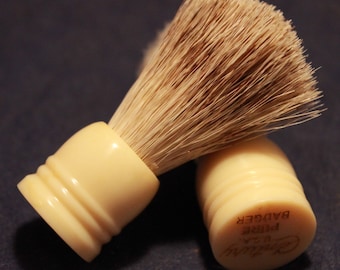 Vintage CENTURY Shaving Brush - NOS Condition ! Badger Hair, plastic handle