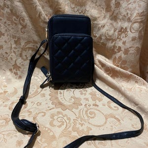 Bolso bandolera acolchado negro con tres compartimentos: teléfono móvil, billetera, maquillaje, tarjetas de crédito