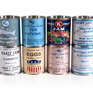 8 latas de comida de la Segunda Guerra Mundial, reproducciones de raciones de la década de 1940. Macetas de utilería de la Segunda Guerra Mundial.