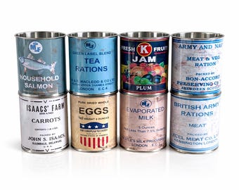 8 latas de comida de la Segunda Guerra Mundial, reproducciones de raciones de la década de 1940. Macetas de utilería de la Segunda Guerra Mundial.