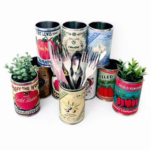 Latas de comida italianas vintage retro. Almacenamiento para el hogar, soporte para cubiertos, exhibidores de cafeterías, tiendas y restaurantes, accesorios, réplicas de etiquetas, macetas, tomate.