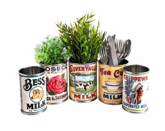 Duże, zabytkowe puszki po jedzeniu w stylu retro. Przechowywanie w domu, jako pojemnik na sztućce, do kawiarni, sklepu, jako ekspozycja w restauracji. Rekwizyty, repliki etykiet, zielone, z recyklingu.