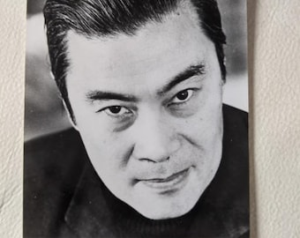 Autographes originaux signés Bert Kwouk