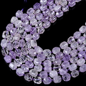 Op de afbeelding: Een streng amethyst edelsteen kralen, met een mix van licht en donker paarse tinten. De kralen zijn gefacetteerd en hebben een gladde, gepolijste afwerking. De streng is ongeveer 46 cm lang.