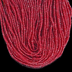 Puede incluir: Una hebra de cuentas de rubí rojo, facetadas y enhebradas. Las cuentas son pequeñas y de tamaño uniforme, creando un aspecto liso y elegante.