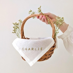 手刺繍のパーソナライズイースターバスケットライナー｜新しいフォントとリネンカラー｜Etsy限定