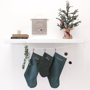 Calcetín navideño personalizado de lino bordado a mano en verde albahaca Standard (18" x 7")