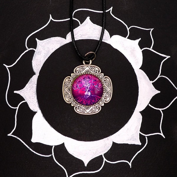 Collier pendentif arbre de vie fond rose fuchsia support ajouré métal avec motifs courbes gravés, tronc entrelacs celtiques et fleurs