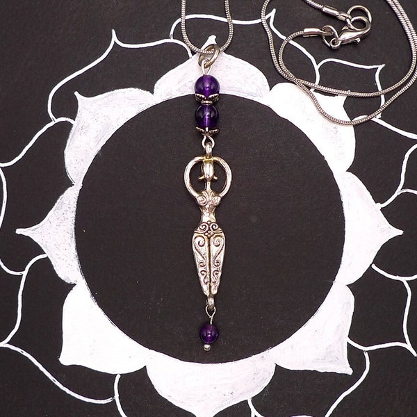 Collier pendentif déesse fertilité,perles Améthyste, celtique,femme magicienne, sorcière blanche, bras au-dessus de la tête, chakra couronne