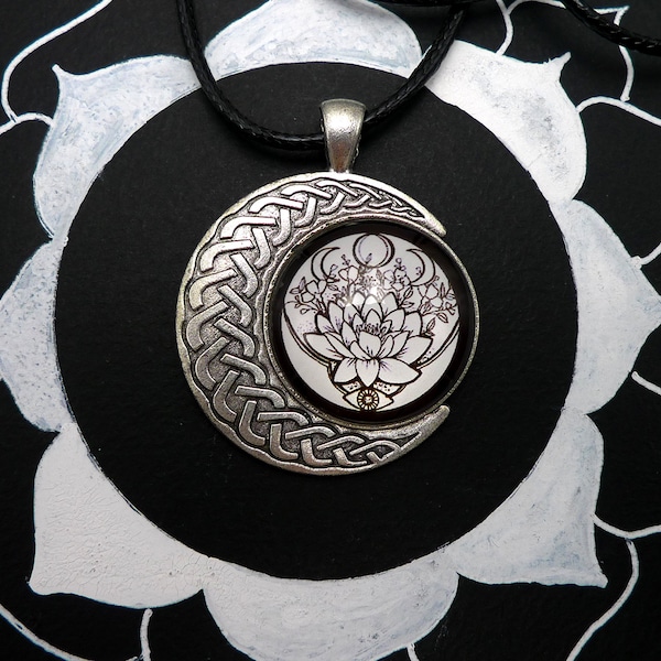 Collier pendentif fleur de lotus et croissants de lune noir et blanc support lune métal avec entrelacs celtiques gravés, triple déesse, oeil