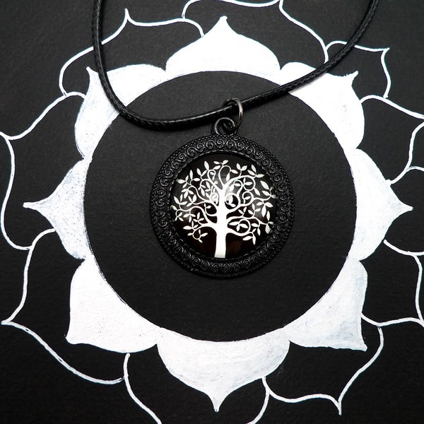 Collier pendentif arbre de vie Yggdrasil blanc sur fond noir, support noir avec spirales gravées tout autour