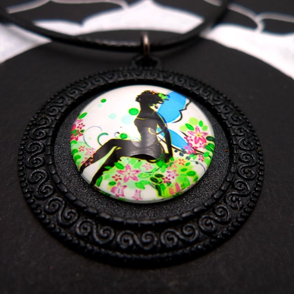 Collier pendentif fée détente et fleurs sur support noir avec spirales gravées tout autour, bijou lumineux et joyeux, nature et féerique