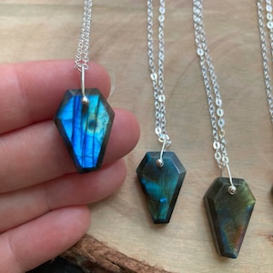 Collier cercueil labradorite - collier cercueil - pendentif cercueil - pendentif gothique - collier Halloween - pendentif sorcière - collier labradorite