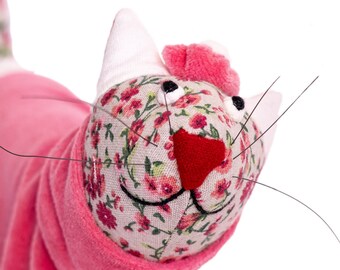 Geblümte Katze im rosa Outfit, handgemachtes Kitty Stofftier, Leinen Textilpuppe, weiches Kunstspielzeug für Mädchen, wunderliches Geschenk für sie