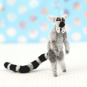 Poseable Lemur Wollpuppe – Handgenähtes Tierspielzeug, Anthropomorphe Skulptur, Schreibtischkamerad, Sammlerstück, oder Geschenk für Wildtierliebhaber