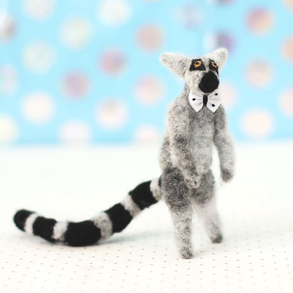 Mini Poseable Lemur Wool Doll – Handsewn Ring-Tailed Animal Toy, Anthropomorphic Sculpture, Tiny Desk Buddy, Collector or Wildlife Gift