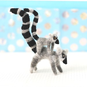 Miniatur Lemur weiche Skulptur, kleine gefilzte Figur, Baby Lemur, Dschungel-Kinderzimmer-Dekor, Wolle handgemachtes Stofftier, Andenken