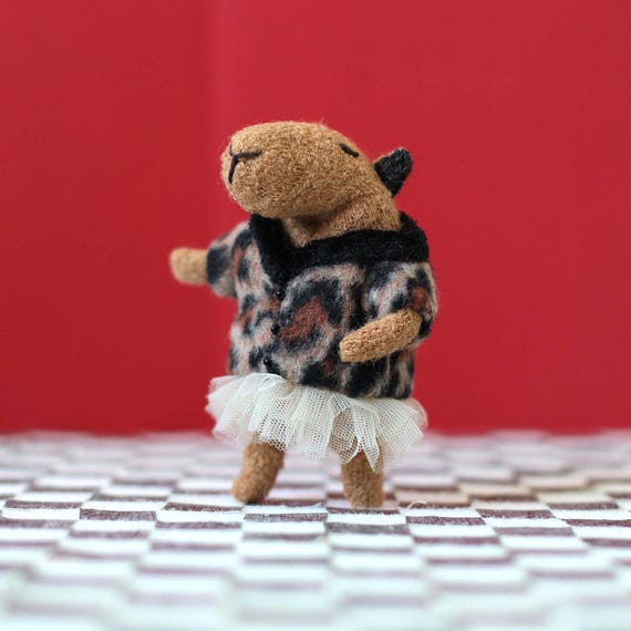 Mini Capybara Wool Plush in Tulle Skirt – Handsewn Animal Doll, French-Inspired Figurine, Pocket-Sized Soft Sculpture, Collectible Decor