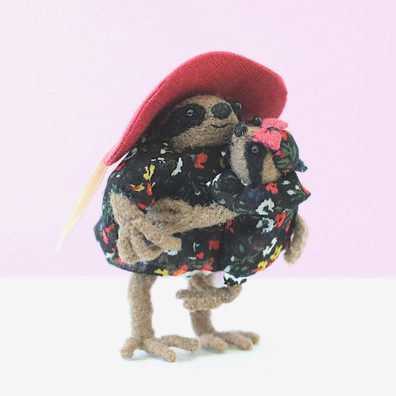Miniature Mother and Baby Sloth Dolls – Handmade Wool Soft Sculpture Animals in Dress, Collectible Figurines, Gift for Sloth Lovers