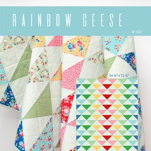 Könnte beinhalten: Ein Quiltmuster namens "Rainbow Geese" mit einem farbenfrohen geometrischen Design mit Dreiecken in Rot-, Rosa-, Gelb-, Grün- und Blautönen. Das Muster ist 54 1/2 Zoll mal 72 1/2 Zoll groß.
