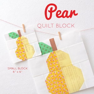 Op de afbeelding: Twee peer-vormige quiltblokken, één klein (15 cm x 15 cm) en één groot (30 cm x 30 cm), worden getoond tegen een witte achtergrond. De peren hebben gele bloemenstof en groene en bruine accenten. Het woord "Pear" is in rode letters geschreven.