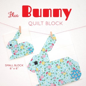 Peut inclure: Un modèle de bloc de courtepointe pour un lapin bleu avec un tissu floral. Le modèle comprend des instructions pour réaliser deux tailles de blocs de lapin : un petit bloc de 15 cm sur 15 cm et un grand bloc de 30 cm sur 30 cm.