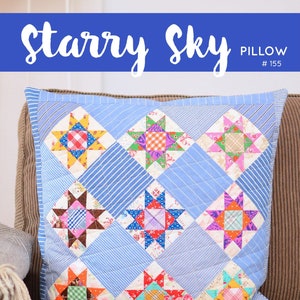 Könnte beinhalten: Ein blaues und weiß gestreiftes Kissen mit Patchwork-Design, das ein Sternenmuster in verschiedenen Farben zeigt. Das Kissen ist 20 1/2 Zoll mal 20 1/2 Zoll groß und trägt die Aufschrift "Starry Sky Pillow #155".