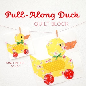 Könnte beinhalten: Ein Quiltblock-Muster für eine Zieh-Ente. Das Muster umfasst zwei Größen: einen kleinen Block von 15 cm x 15 cm und einen großen Block von 30 cm x 30 cm. Die Ente ist gelb mit einer grünen Schleife und roten Rädern.