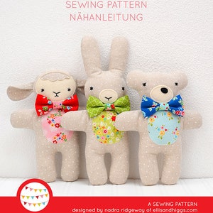 Könnte beinhalten: Ein Schnittmuster mit dem Titel "Three Little Friends" mit drei Stofftieren: einem Lamm, einem Hasen und einem Bären. Jedes Spielzeug hat eine gemusterte Fliege und einen floralen Bauchlappen. Der Text "SEWING PATTERN" und "NÄHANLEITUNG" ist ebenfalls sichtbar.