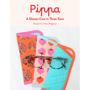 Może przedstawiać: Trzy pikowane etui na okulary w różnych wzorach i kolorach. Etui wykonane są z tkaniny o pikowanej fakturze. Wzory obejmują wzór kwiatowy, wzór truskawkowy i jednolity wzór turkusowy. Etui są ułożone jedno na drugim, a na górze leży para okularów. Tekst "Pippa A Glasses Case in Three Sizes Designed by Nadra Ridgeway" jest wydrukowany na górze obrazu.