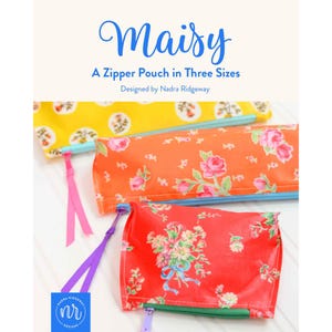 Op de afbeelding: Drie ritszakjes in geel, oranje en rood, elk met bloemenpatronen. De zakjes hebben blauwe, lichtblauwe en groene ritsen met bevestigde linttrekkers. De tekst op de afbeelding luidt: Maisy, A Zipper Pouch in Three Sizes.