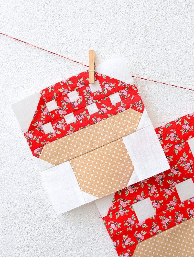 以下が含まれることがあります： キノコのデザインを作るために縫い合わせた2つの布の正方形。キノコの上部は白の正方形と花柄の赤い色。キノコの下部は白のドットの茶色です。