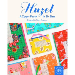 Op de afbeelding: Een collectie van zes gewatteerde ritszakjes in diverse kleuren zoals groen, geel, oranje en roze, voorzien van bloemenpatronen en tekstlabels. Bovenaan de afbeelding staat de tekst Huzel A Zipper Pouch in Six Sizes Designed by Nadra Ridgeway.