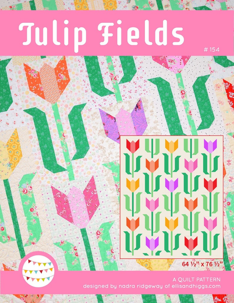 以下が含まれることがあります： ピンク色のバナーが付いた「Tulip Fields」というタイトルのキルトパターン。キルトのデザインは、ピンク、オレンジ、紫色のカラフルなチューリップの形を特徴としています。パターンは163.8 cm x 194.3 cmです。nadra ridgeway of ellisandhiggs.comによって設計されました。