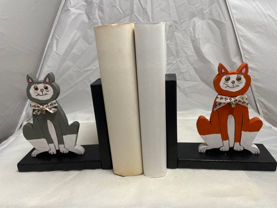 Wooden bookend that shows a grey cat and an orange cat